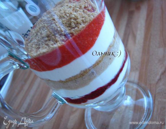 Йогурт, клубника, крошка печенья. И начинаем все сначала, чередуем слои, пока позволяет высота бокала.