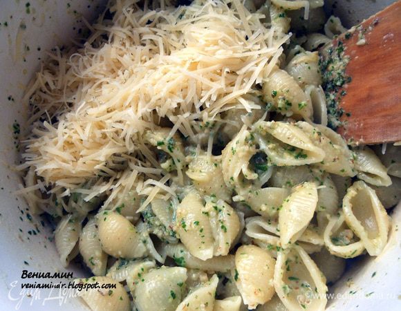 Отварить пасту до состояния al-dente, сохранить около чашки воды, остальную слить. Соединить пасту, "песто", добавить воду (возможно, потребуется не все количество), натертый сыр (немного сохранить), перец, хорошо перемешать и оставить на минуту, дойти. При подаче оформить руколой и присыпать оставшимся сыром. 