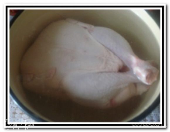 В кастрюле с водой растворить 3 ст.л. соли. Тушку курицы промыть и положить в кастрюлю на 1 час.

