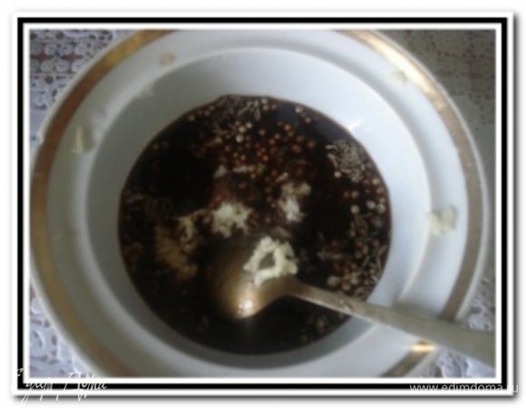 В тарелке смешать все ингредиенты для обмазки курочки: мед, оливковое масло, соевый соус, горчицу, пропущенный через пресс чеснок. Добавить зиру, кориандр, мускатный орех, кунжут и все перемешать