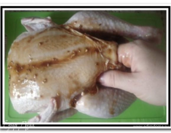 Приготовленной смесью обмазать курочку внутри и снаружи.

