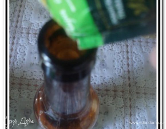 Отлить осторожно из бутылки 1/4 часть пива, чтобы не образовалась пена. Всыпать в бутылку осторожно смесь прованских трав.

