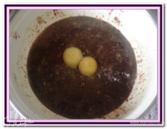 Печень промыть, обсушить и измельчить в мясорубке с луковицей. Посолить, поперчить и дать постоять 5-7 минут.

Приготовить начинку: черемшу мелко нарезать и смешать с творожным сыром, поолить и поперчить по вкусу. Можно для пикантности сбрызнуть соком лайма.

Затем добавить в печень 2 яйца и немного взбить.

