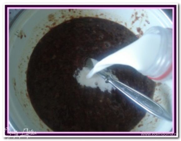 Ввести молоко и перемешать.

