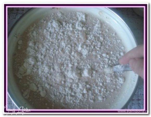 Порциями ввести муку, постоянно помешивая, во избежание образования комочков.

