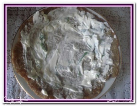 Горячие блины складывать на блюдо один на другой, промазывая каждый блин начинкой