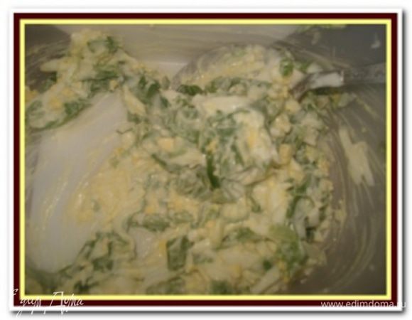 Приготовить печеночные блины как для тортика, изменив количество продуктов согласно списку ингредиентов.

Приготовить начинку: листья черемши промыть, обсушить и порубить. Вареные яйца очистить и натереть на крупной терке. Смешать яйца, черемшу, заправить майонезом, посолить и поперчить по вкусу.

