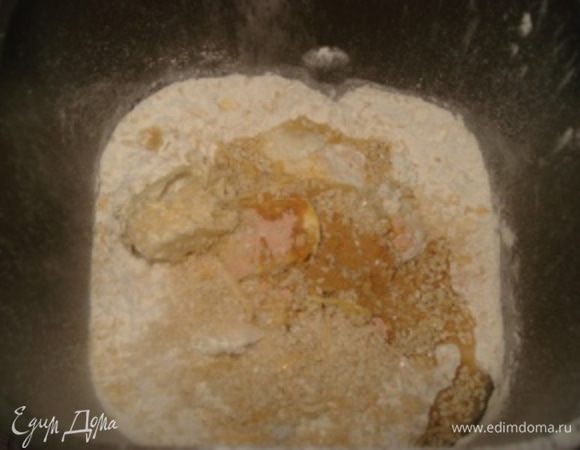 Заложить продукты в хлебопечку согласно инструкции к хлебопечке. У меня это порядок, представленный в ингредиентах. Выпекать на режиме ПШЕНИЧНЫЙ. У меня это 4 часа.



