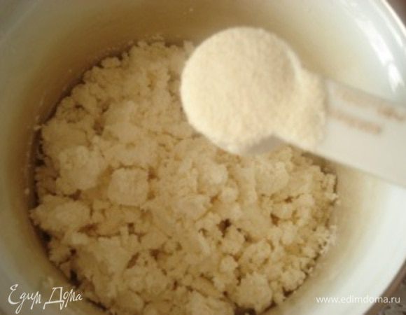 Взбить в отдельной чашке яйцо, соль и сахар. Творог протереть через сито. Добавить в творог манную крупу, сметану и все хорошо перемешать.

