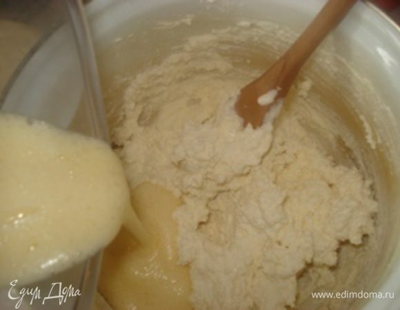 Ввести в творожную массу взбитую яично-сахарную смесь и вымешать до однородности.

