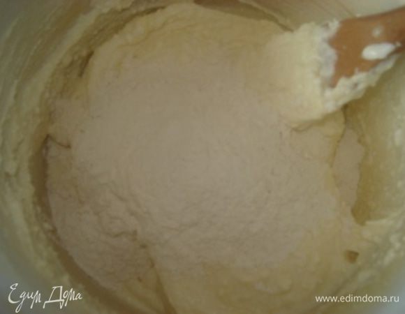 Ввести муку, вымесить до однородности.

