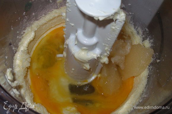 Масло взбить с сахаром. Добавить мед, яйца, хорошо перемешать.