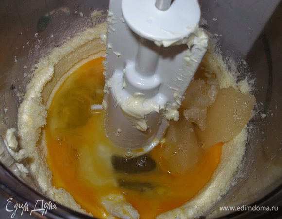 Масло взбить с сахаром. Добавить мед, яйца, хорошо перемешать.