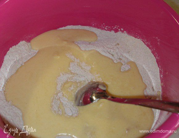 Яичную смесь вылить в муку, перемешать.