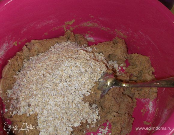 Добавить овсяные хлопья. Перемешать. 