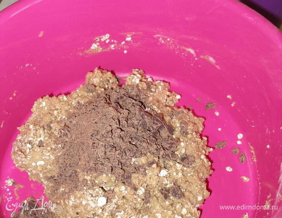 Добавить шоколад. Снова перемешать.