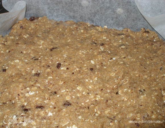 Форму (у меня 20х30) застелить пергаментом и выложить в нее тесто. Тесто довольно крутое, поэтому его надо трамбовать мокрыми руками (или ложкой, но мне руками удобнее). Выпекать 20 мин. при 180С. Немного олхадить и порезать на кадраты. На завтрак со стаканом молока - именно то, что надо! Заряд энергии на весь день обеспечен!