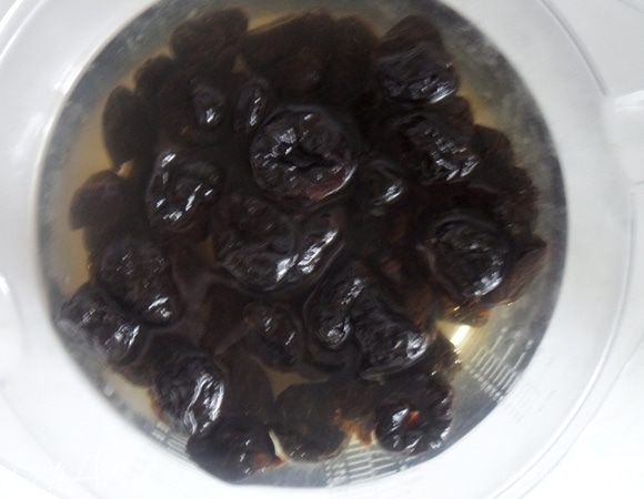 В кипятке растворить коньяк. Чернослив промыть,сложить в тарелку, залить кипятком сухофрукты и оставить на час.