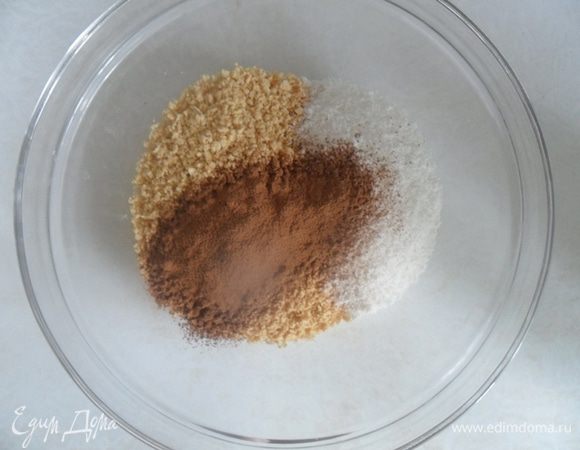 Смолотые вафли смешиваем с кокосовой стружкой и какао.