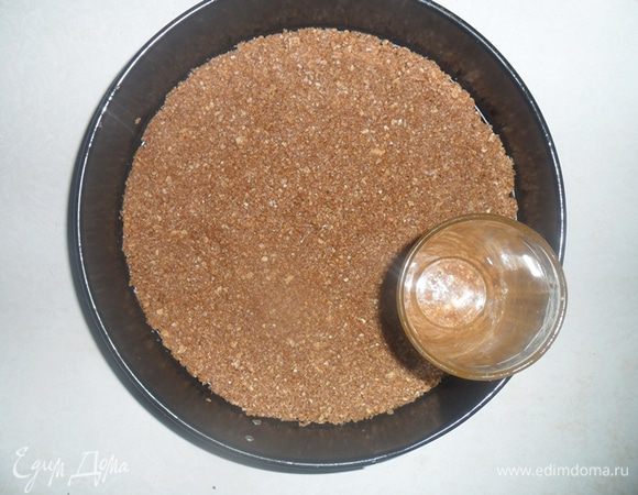 Берем нашу форму,выстилаем дно пергаментом. Выкладываем нашу смесь в форму ,равномерно распределяем по дну и утрамбовываем стаканом.Ставим в духовку на 5 мин при 180 градусах.