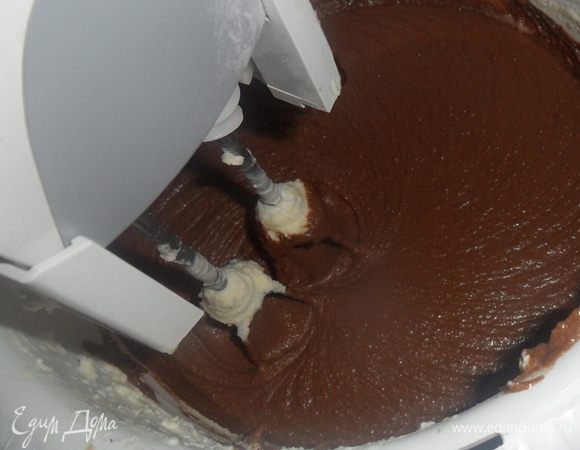 Маскарпоне взбиваем с сахаром на низкой скорости. Тем временем на водяной бане растапливаем шоколад, обязательно остужаем, иначе сыр свернется!!! и вливаем тонкой струйкой к маскарпоне,продолжая взбивать на низкой скорости.
