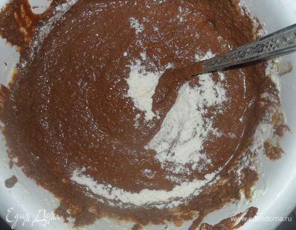 Добавляем постепенно по 1 яйцу,недолго взбиваем и уже ложкой вмешиваем муку.