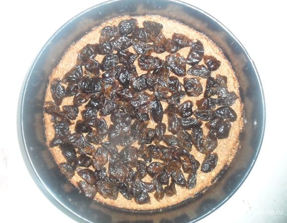 На охлажденную основу выкладываем половинки чернослива.