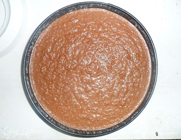 Сверху выливаем начинку и немного встряхиваем форму,чтобы ушли пузырьки воздуха.
