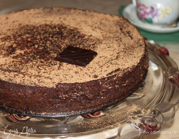 Ставим форму в духовку на 40 минут при 160 градусах. Готовый чизкейк будет подрагивать и казаться жидким,это нам и нужно! Даем ему ПОЛНОСТЬЮ остынуть в духовке, затем ножом,смоченным в горячей воде проводим,отделяя торт от краев формы, затем отправляем его на ночь в холодильник.
Посыпаем сверху какао и подаем на стол. Резать ножом,смоченным в горячей воде,тогда кусочки будут красивыми. Приятного аппетита.