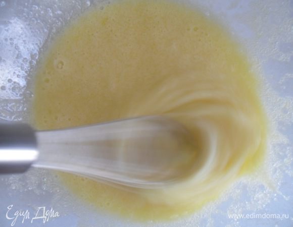 Взбить яйца с сахаром.