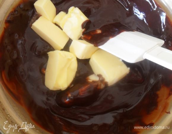 На водяной бане растопить шоколад, затем, постоянно помешивая, добавить кусочками сливочное масло.