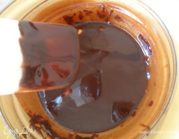 Греть на бане шоколад, пока не растворится все масло и структура не станет однородной.