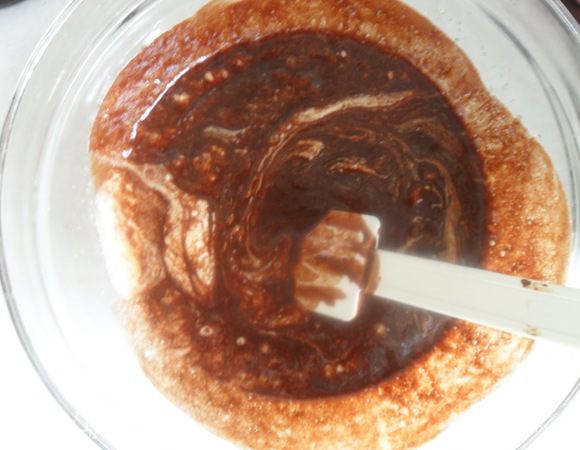 Остудить шоколад с маслом до теплого состояния и соединить с яйцами. Взбить буквально 1-2 минуты.