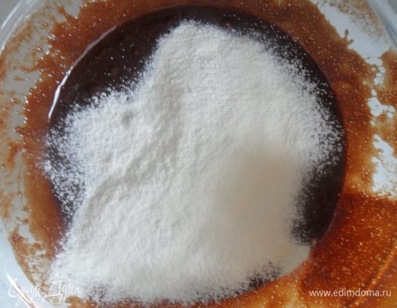 Добавить просеянную муку с солью и порубленные орехи.