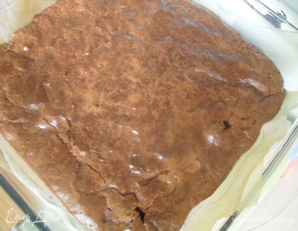 Форму застелить бумагой для выпечки, выложить смесь в форму и поставить в духовку.<br />
Выпекать при 180 градусах 30 мин. Главное не перепечь, попробуйте тесто спичкой, на ней должны оставаться влажные крошки.