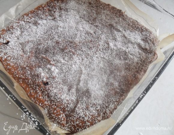 Брауни остудить, посыпать пудрой или какао, разрезать на порционные кусочки и скорее подавать на стол!