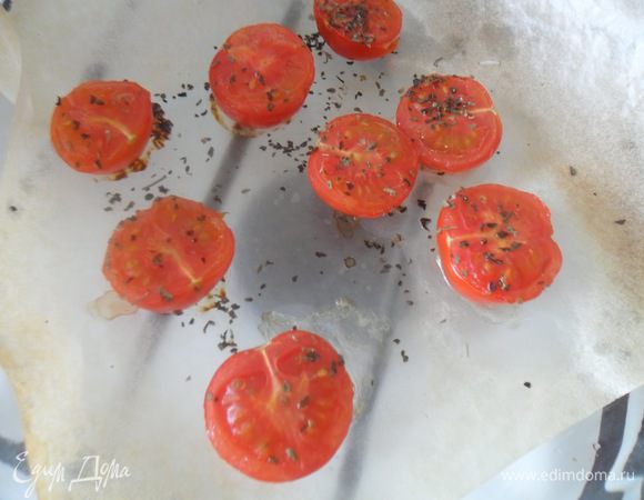 1) Помидоры разрезать пополам, уложить в форму срезом вверх, посыпать сушеным базиликом,сбрызнуть оливковым маслом и поставить в духовку на 30 мин при 180градусах