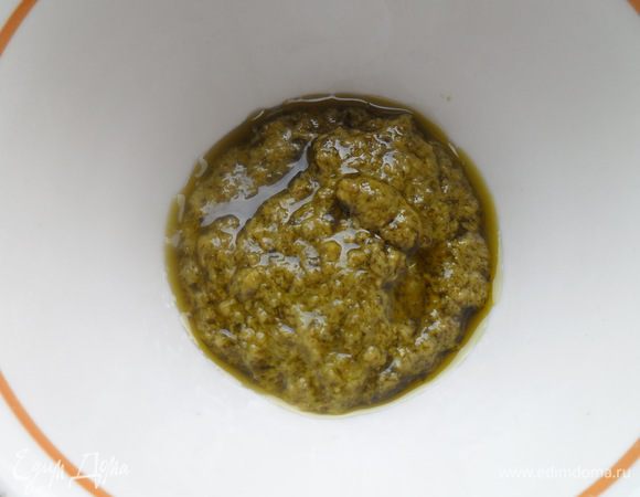 Готовим соус песто. Свежий базилик вымыть,обсушить и крупно нарезать. Пармезан натереть на мелкой терке.
Измельчить в блендере базилик, пармезан,орехи,немного соли до получения однородной массы. Продолжая взбивать,влить 2 ст л оливкового масла. Если консистенция слишком густая,можно добавить немного воды.