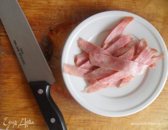 4) Ветчину нарезать тонкими ломтиками и слегка обжарить на оливковом масле.