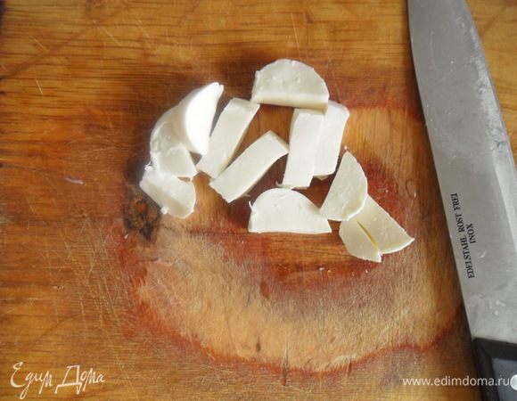 5) Шарики моцареллы разрезать пополам. У меня был большой кусочек, я разрезала его на такие ломтики.