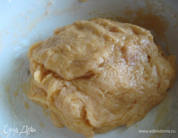 Растопить сливочное масло(100г), добавить муку(250г), яйцо, пол чайной ложки сухих дрожжей и щепотку соли. Замесить тесто. Поставить в холодное место на 30 мин.
  