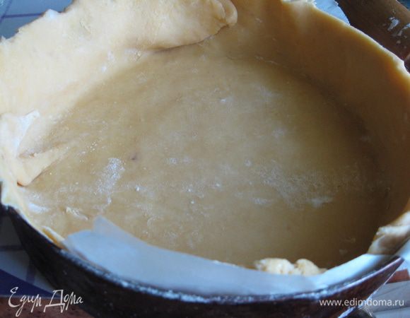 Тесто раскатать, выложить в смазанную маслом форму. Края высоко поднять наверх. Отправляем в духовку(220°С) на 10-15 минут. 