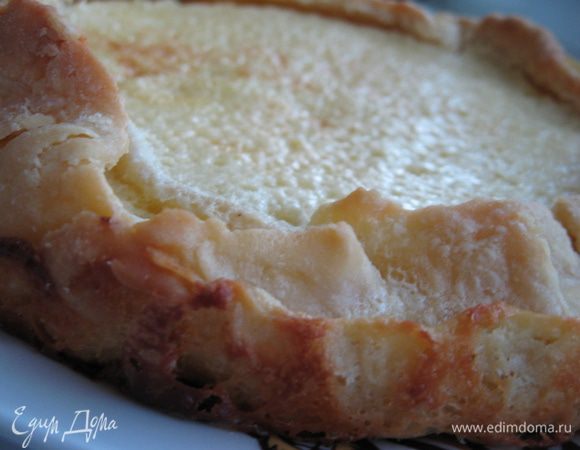 Достать из духовки заготовку. Если есть необходимость потыкать вилкой. Влить начинку и поставить обратно в духовку на 30 – 40 минут до зарумянивания. Затем поставить приготовленный торт в холодильник на ночь. 