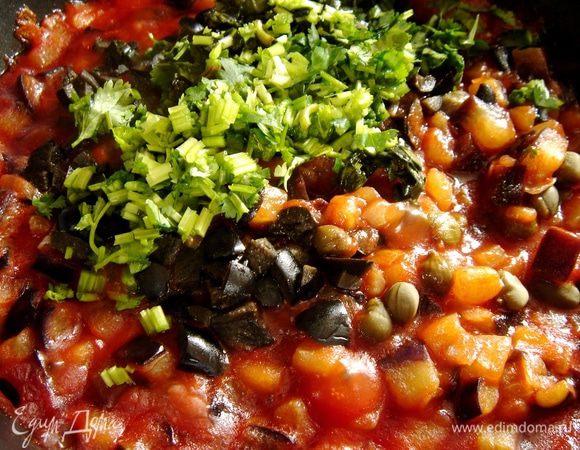 Добавить к баклажанам резанные томаты,сахар и уксус.Тушить 5 минут.Маслины нарезать на небольшие кусочки,траву измельчить.Добавить в соус каперсы,маслины,траву.Посолить и поперчить.Если соус покажется густым,то добавить воды или куриного бульона.