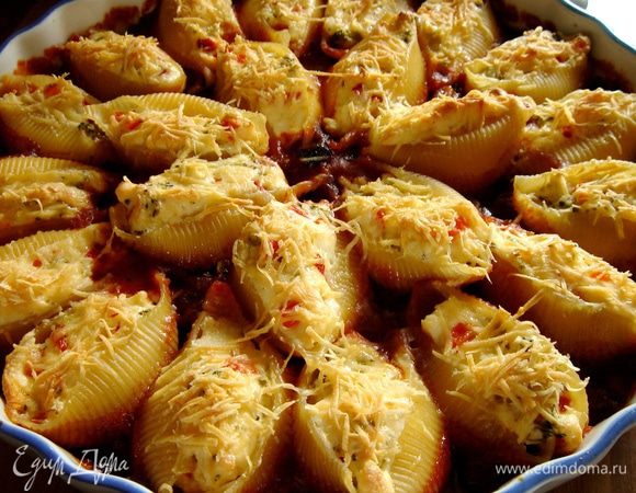 Для пикантности на готовые ракушки можно выложить филе анчоусов,сбрызнуть оливковым маслом,украсить базиликом и подавать на стол.Buon appetito!