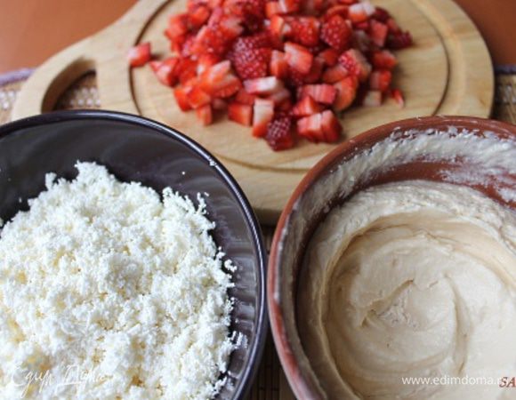 Взять 250 г творога от всей массы и протереть сквозь сито. Сливки смешать с карамелью и взбить в плотный крем миксером. Оставить 4-5 шт. клубники для украшения, остальные ягоды (промытые и хорошо обсушенные на бумажном полотенце) порезать небольшими кусочками (кубиками).