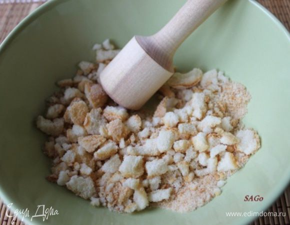 Печенье Савоярди потолочь ступкой в крупную крошку. Чем крупнее крошка, тем вкуснее десерт. Вместо Савоярди можно взять любое сухое сдобное печенье. Вкусно получается с овсяным печеньем, а ещё с пряниками.