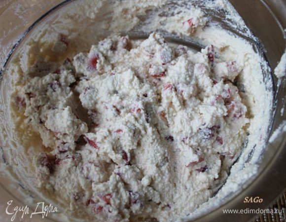 Смешать протёртый творог с карамельными сливками в однородный крем. Затем ввести не протёртый творог. Зачем я так делаю? Мне нравится, когда в однородном карамельном креме встречаются крупинки слегка кисловатого натурального творога. Кому так не нравится, протирайте изначально всю массу творога сквозь сито.
Теперь аккуратно выкладываем кусочки клубники и смешиваем с творожным кремом, стараясь не размять ягоды.