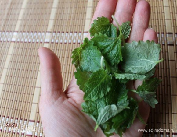 Я ещё люблю, когда в таком десерте присутствует мелисса. Но остальные моего пристрастия не разделяют, поэтому я добавляю мелко порезанную зелень только в свою долю крема. На одну порцию нужно вот столько. Используем только листики, без стеблей.