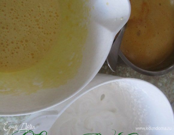 Желтки отделите от белков. Белки взбейте с половиной сахара до устойчивых пиков. Желтки взбейте в пышную белую пену с оставшимся сахаром. Мед поставьте на огонь (для этого емкость нужно брать с высокими стенками, так как при добавлении соды мед начнет пениться). Когда мед подогрелся, добавьте гашеную соду, варите до появления светло-коричневых разводов.